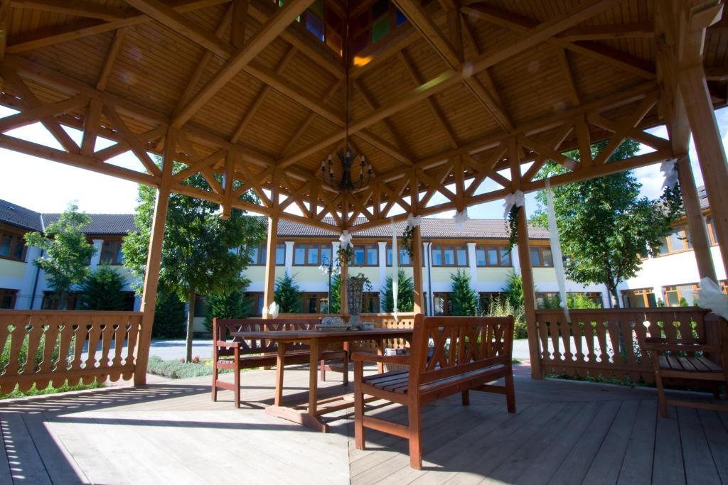 Hetkuti Wellness Hotel Es Lovaspark Mór Kültér fotó